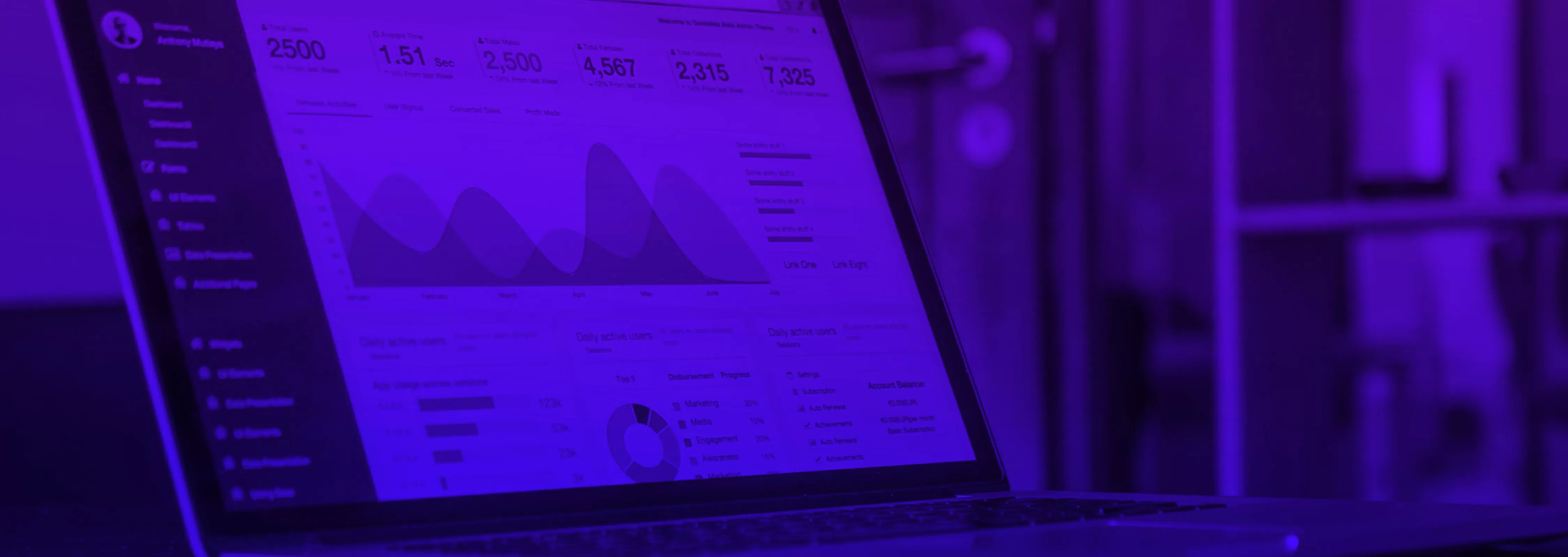 Laptop exibindo dados analíticos com gráficos e estatísticas em um design moderno com iluminação roxa. Análise de dados e visualização de resultados em destaque.