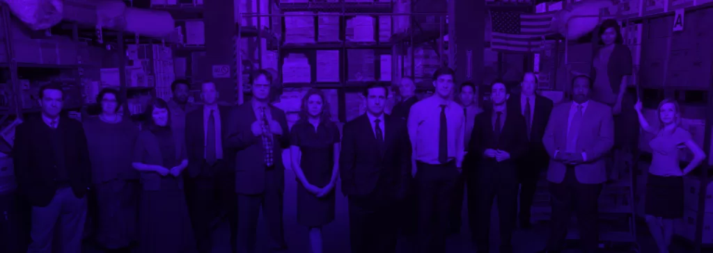 Imagem de um grupo de pessoas em um ambiente de escritório, destacando a diversidade e interação entre os membros da equipe, com um toque de iluminação roxa.