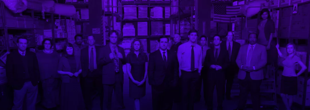 Imagem de um grupo de pessoas em um ambiente de escritório, destacando a diversidade e interação entre os membros da equipe, com um toque de iluminação roxa.