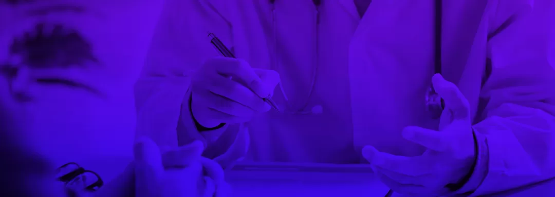 Imagem de um médico em consulta, exibindo gestos de discussão e anotando informações, em um ambiente de tonalidade roxa, simbolizando comunicação e cuidado médico.